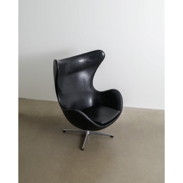 Black Early Mid-Century Danish Black Leather 3317 / Egg Armchair by Arne Jacobsen for Fritz Hansen, 1964 For Sale - Image 8 of 10