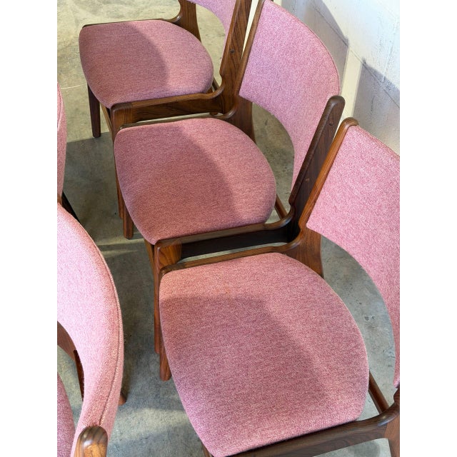 This vintage set of 6 dining chairs showcases a classic organic profile with gently curved backrests and floating seats....