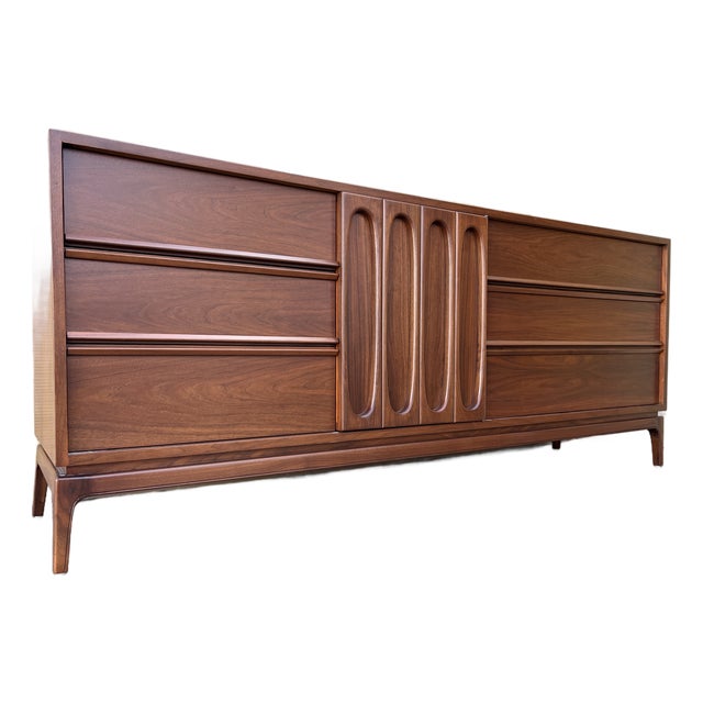 Newly Refinished Mid-Century Modern Sculptural 9-Drawers Dresser. Circa 1960s. For Sale