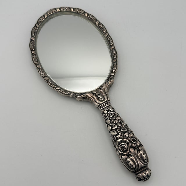 Antique Repoussé Frisiertisch Set in Sterling Silber from Tiffany & Co., 1890s, Set of 7 For Sale - Image 17 of 18