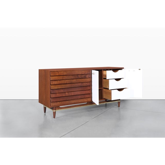 Mid-Century Modern Walnut and Lacquer Credenza by American of Martinsville For Sale - Image 10 of 15
