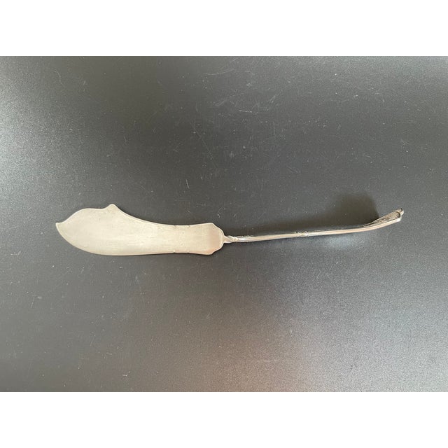 International Silver Antique Rogers & Bro A1 Crown 1885 Silverplate Twisted Handle Master Butter Knife With Mono "H" For Sale - Image 4 of 9