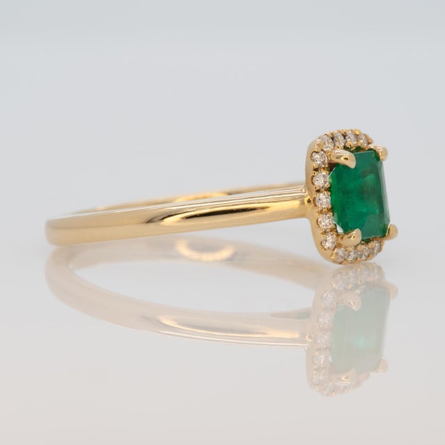 2020s Colombian Emerald Ring With Earth Mined Diamonds Accents: Solid 14k Gold, Size 6.75 For Sale - Image 5 of 7