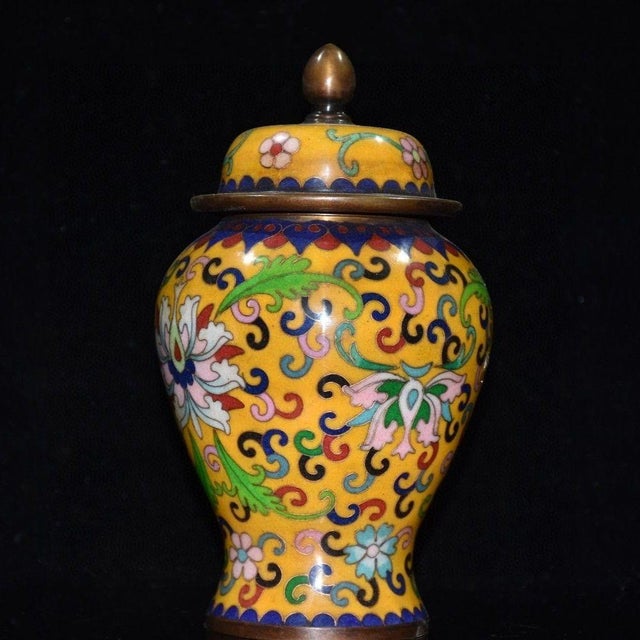 Chinese Large Vintage Chinese Yellow Ground Cloisonné Ginger Jar With Lotus Motif & Copper Finial For Sale - Image 3 of 9