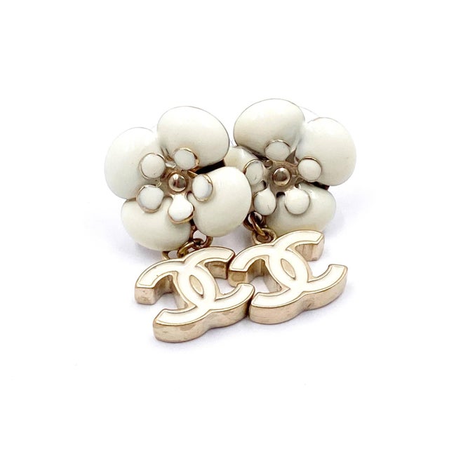 Chanel Ivory Camellia CC Dangle Piercing Earrings *Marked 06 *Made in Italy -Approximately 1″ x 0.55″ -In an excellent...