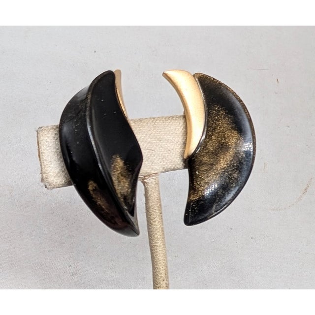 Late 1970s goldtone molded brown with gold specks resin clip earrings. Marked crown "TRIFARI©" on the clips and "Kunio...