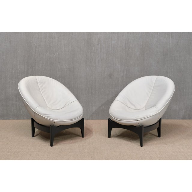Mid-Century Modern Oval White Leather Armchairs by Emiel Veranneman for de Sede, Switzerland, 1992, Set of 2 For Sale - Image 3 of 16