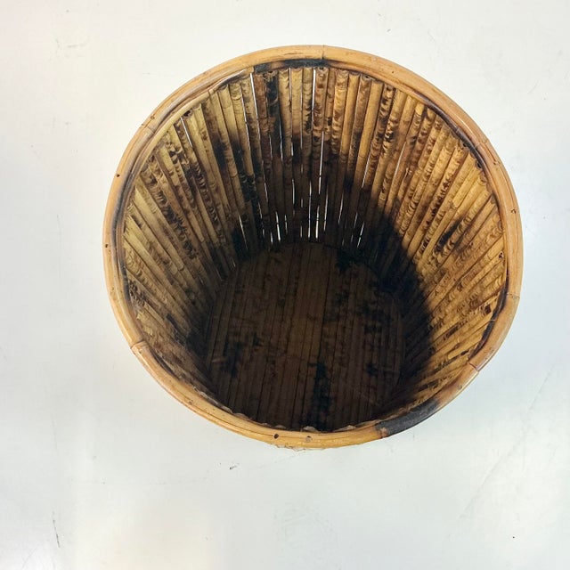 Chestnut 1970s Vintage Chinoiserie Boho Chic Coastal Scorched Burnt Bamboo Reed Hamper For Sale - Image 8 of 15