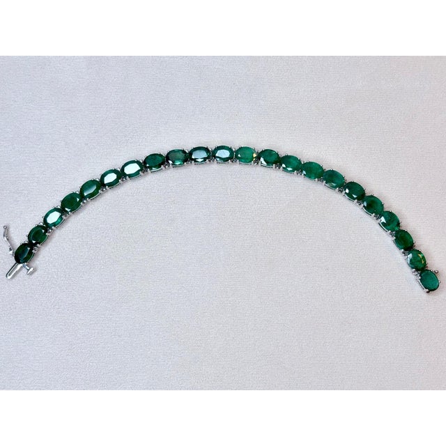 2020s 27 Carat Natural Emerald Tennis Bracelet, 14 Karat White Gold, 17gm, 7 Inch For Sale - Image 5 of 8