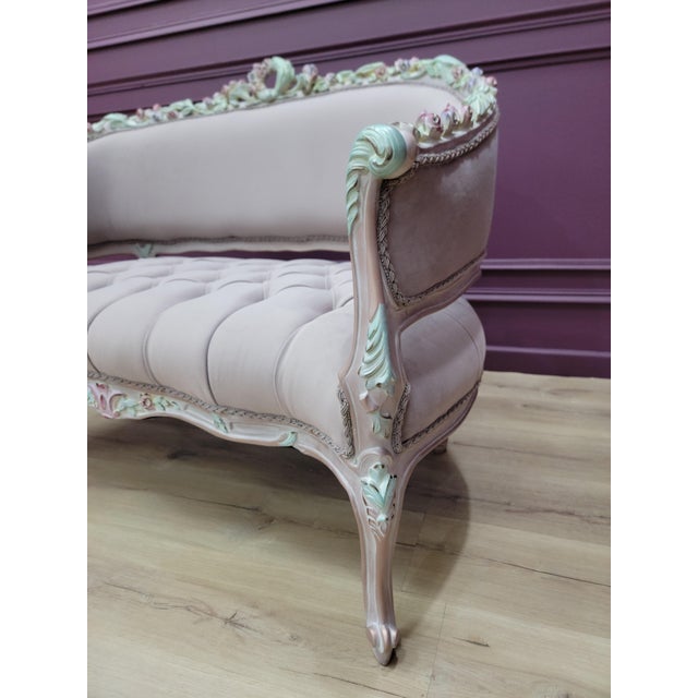 1960s French Rococo Chaise Lounge – Tufted Settee Bench, Ornate Carved Wood Sofa, Louis XV Style Couch, Romantic Bedroom or Entryway Accent For Sale - Image 9 of 10