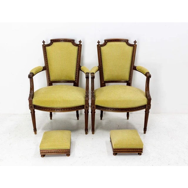 Very fine sculptures with golden elements. Vegetal motifs: flowers and leaves and geometrical patterns, fluted feet. Fine...