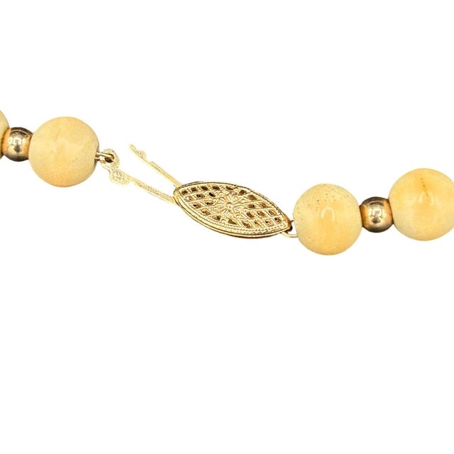 1950s Mid-Century Coastal Sponge Coral & Gold Plate Bead Necklace W/ Fishhook Clasp For Sale In Los Angeles - Image 6 of 6