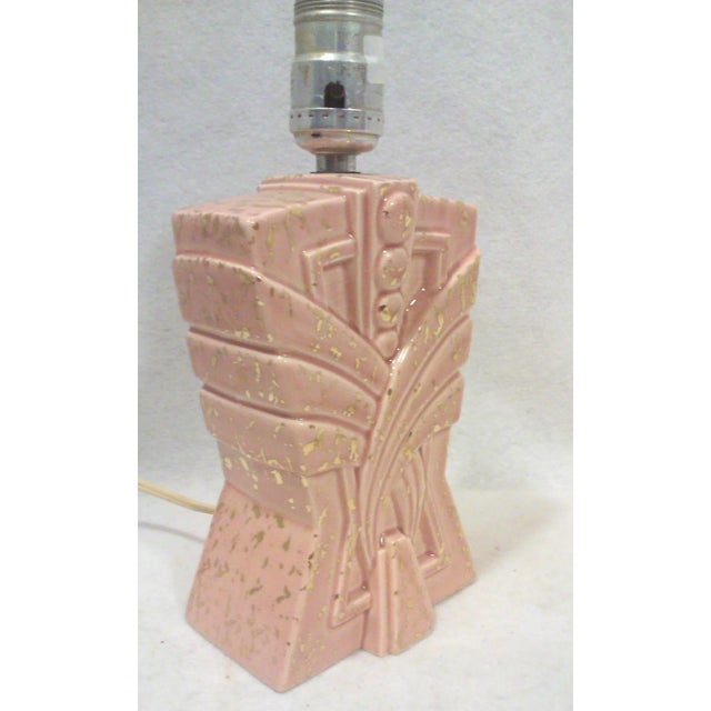 Mid-Century Modern 1950s Atomic Lamp Pink Gilt Ceramic Dresser Accent Lamp For Sale - Image 3 of 6