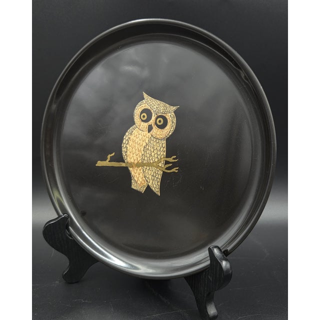 Mid-Century Couroc of Monterey California Hand-Inlaid Owl Round Black Serving Tray For Sale - Image 17 of 18
