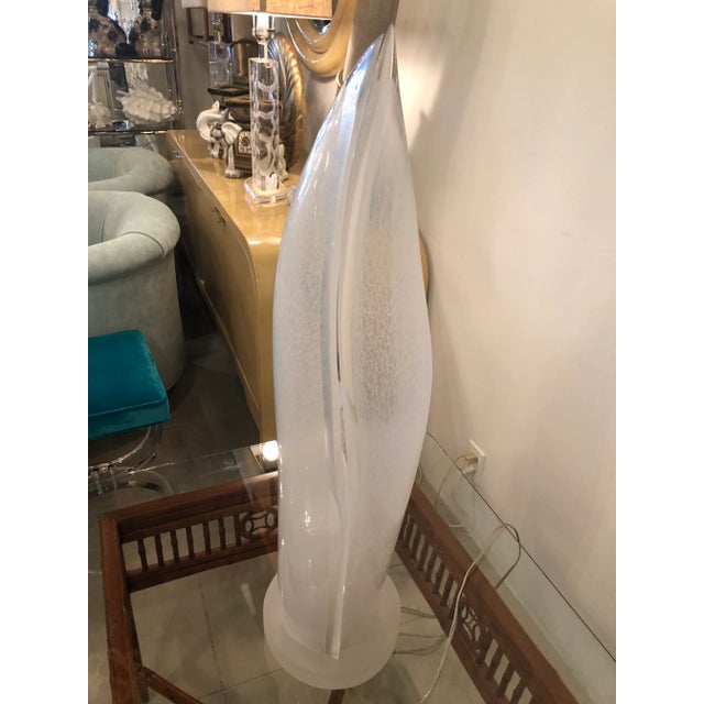 Vintage Hollywood Regency Crackled Freeform Sculpture Lucite Table Lamp For Sale - Image 11 of 12