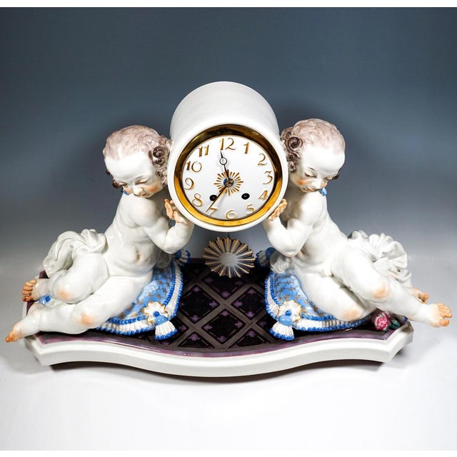 Excellent meissen rococo style piece of art: on a curved base plate with a diamond-patterned marble-effect finish,...