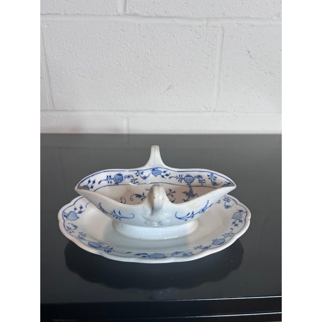 Traditional Antique Meissen Blue Onion Gravy Boat on Stand For Sale - Image 3 of 9