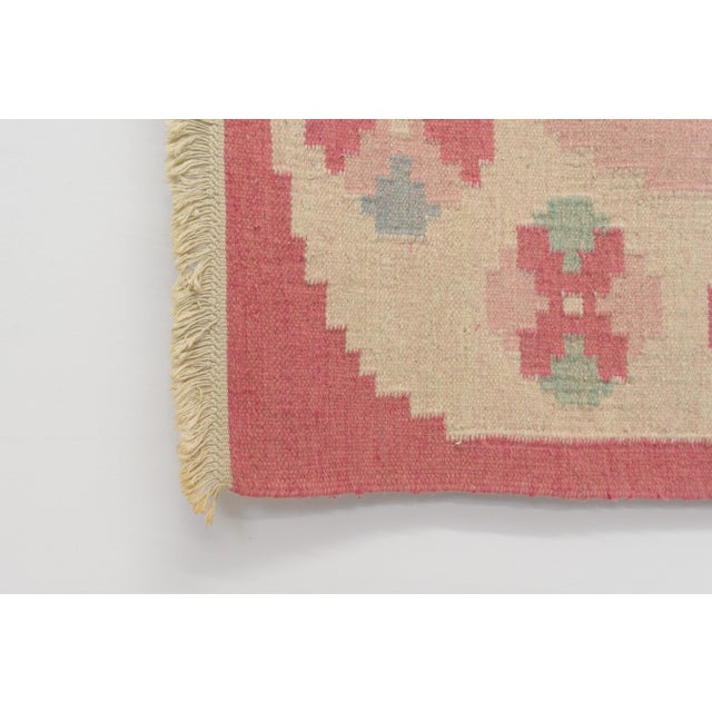 1960s Mid-Century Swedish Kilim Rug in Tones of Pink and Cream, 1960s For Sale - Image 5 of 6