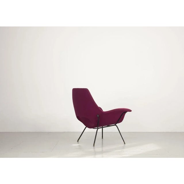 This armchair model "Golden" was designed by Augusto Bozzi and manufactured in the 1950s by Fratelli Saporiti. The curved...