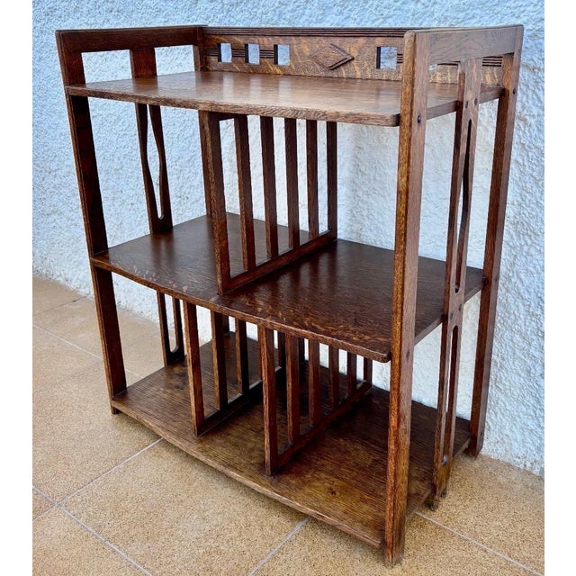 Small antique oak shelving unit in the Arts &amp; Crafts style, dating from the 20th century. This compact piece features...