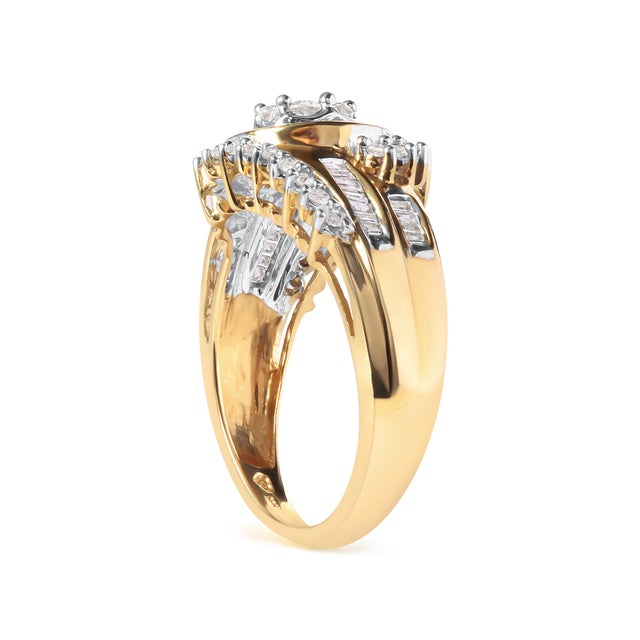 Contemporary 10K Yellow Gold 1 Cttw Round and Baguette cut Diamond Cluster Swirl Band Ring (H-I Color, I1-I2 Clarity) - Ring Size 7 For Sale - Image 3 of 6