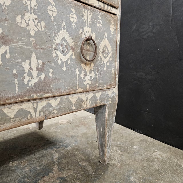 Late 19th Cenutry Grey & White 3 Drawer Italian Style Commode With Dental Molding Accent For Sale - Image 16 of 18