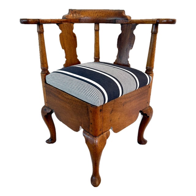 American Queen Ann Style Walnut Corner Commode Chair, Circa 1740 For Sale