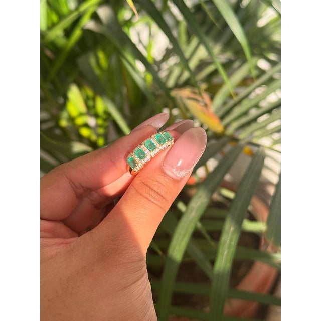 Contemporary 1.31 Carat Emerald & Diamond Statement Band Ring in 14k Yellow Gold Size 4 For Sale - Image 3 of 16