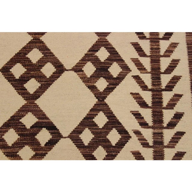 Contemporary Ivory/Brown Hand-Woven Kilim Wool Rug - 5'11 X 8'4 For Sale In New York - Image 6 of 8
