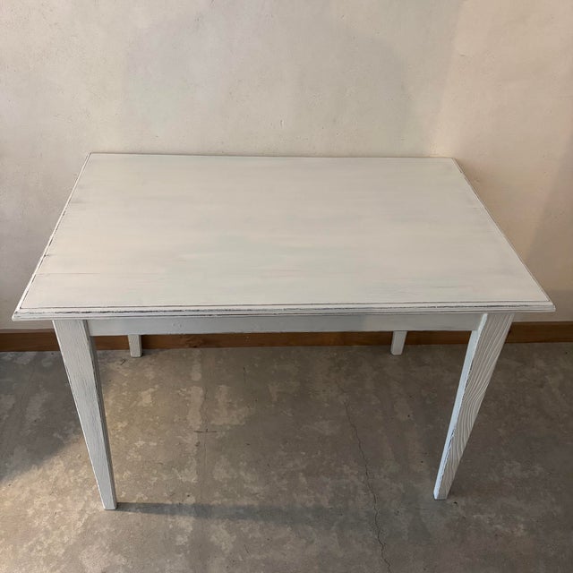 Wooden Dining Table in White Patina, in Very Good conditions. Designed 1960 to 1969