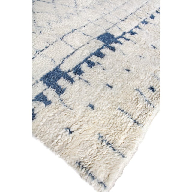 Textile Weighton Ivory/Blue Hand knotted Wool Area Rug - 10'x14' For Sale - Image 7 of 8