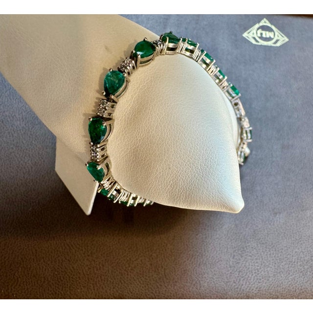 Contemporary 8 Carat Natural Zambian Emerald and Diamond Tennis Bracelet 14 Karat White Gold For Sale - Image 3 of 18