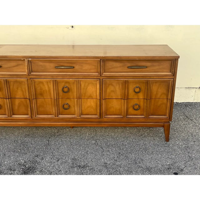 1970s Mid Century Modern Walnut Dresser of Nine Drawers For Sale In Miami - Image 6 of 8