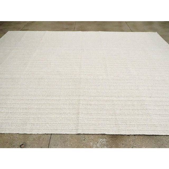 Galerie Shabab Collection Mid-20th Century Handmade Turkish Flat-Weave Kilim Room Size Carpet For Sale In New York - Image 6 of 10