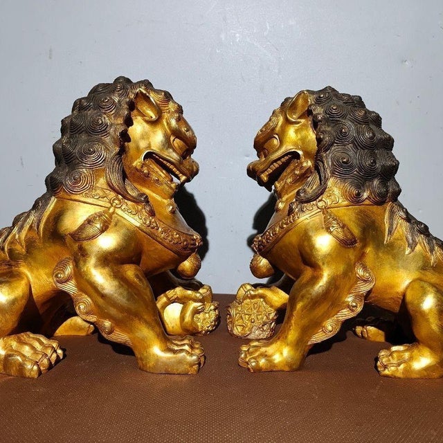 Bronze Pair of Large Vintage Gilt Bronze Guardian Lions – Seated Foo Dogs With Brocade Balls For Sale - Image 8 of 9