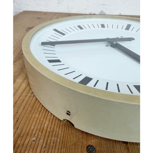 Industrial Beige Bakelite Wall Clock from Pragotron, 1970s For Sale - Image 14 of 18
