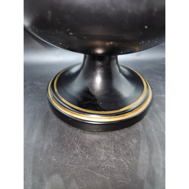 1950s Vintage Mid-Century Neoclassical Italian Tole Black and Gold Lidded Urn Ice Bucket For Sale - Image 5 of 8