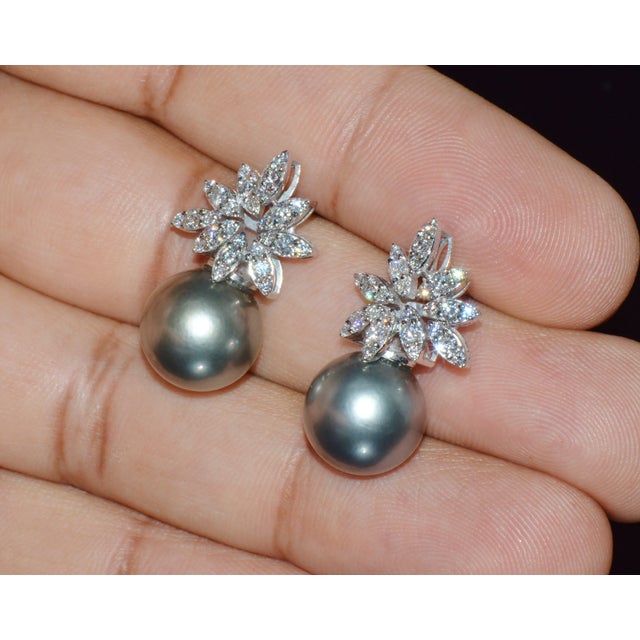 Certified Natural 23.13cts vs F Diamond Tahitian Pearl Solid 18k Gold Cluster Earrings- 2 Pieces For Sale In Dallas - Image 6 of 12