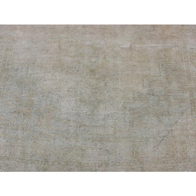 Cream Mid 20th Century Vintage Turkish Oushak Rug With Understated Design and Muted Tones For Sale - Image 8 of 10