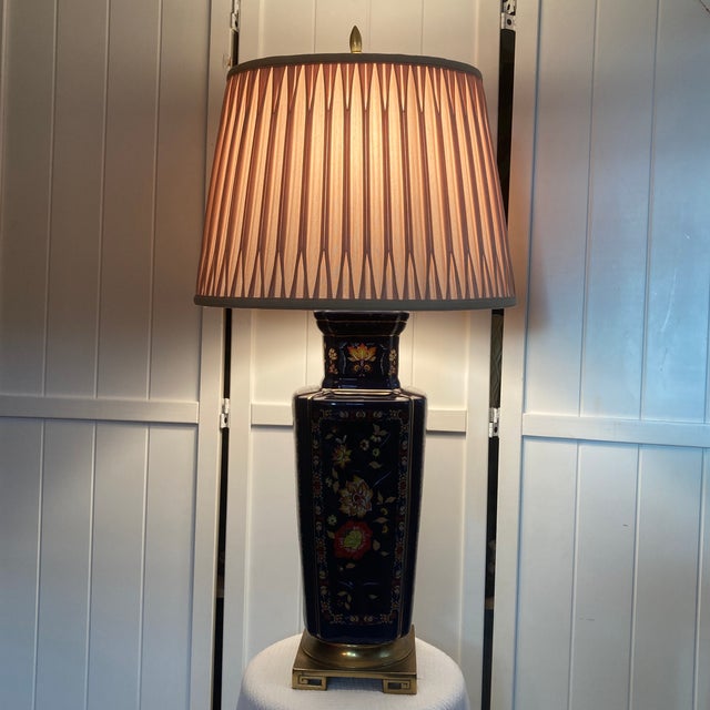 Chinoiserie Vintage 29” Hexagonal Chinoiserie Ceramic Table Lamp With Pleated Drum Shade For Sale - Image 3 of 12