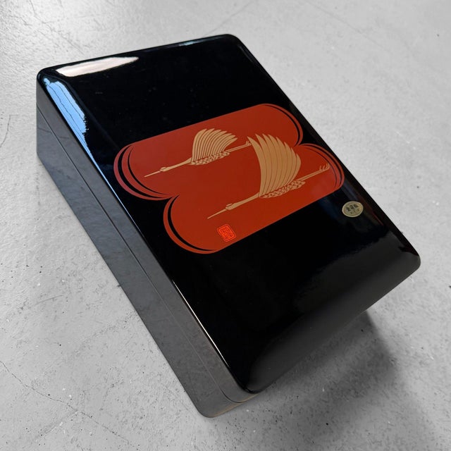 This elegant lacquer box (urushi, 漆) was made as a writing box: a calm, functional piece for storing paper, brushes,...