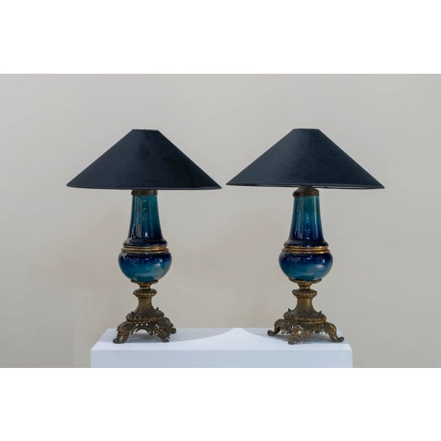 Couple of great Elizabethan quinqués transformed into lamps of a light. Body of double globular form made in porcelain...