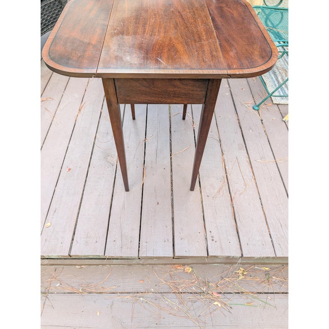 Henkel Harris Vintage 1973 Henkel Harris "Virginia Galleries" Inlaid Mahogany Pembroke Drop-Leaf Side Table For Sale - Image 4 of 8