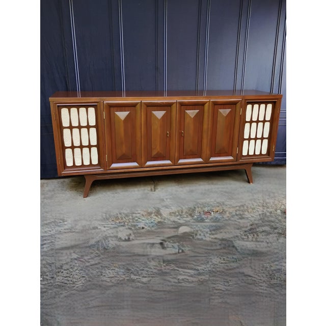 A Mid Century Entertainment Stereo Cabinet in excellent condition. I believe this was made by Magnavox during the...