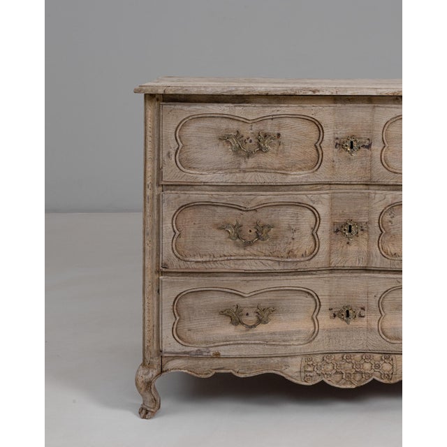 French 1830s French Louis XV Oak Chest of Drawers For Sale - Image 3 of 18