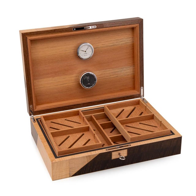 21st Century English Walnut and Sycamore Cigar Humidor, 2000s For Sale - Image 6 of 13