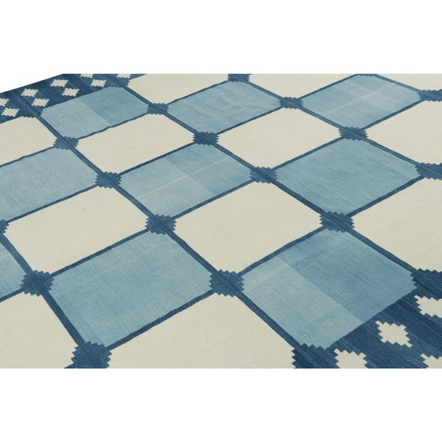 This contemporary 9x12 Dhurrie flat weave is an exciting new entry in Rug & Kilim’s esteemed custom-capable collection....