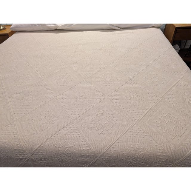 VTG King Egyptian Cotton Matelassé Coverlet Made in Portugal Ivory/Tan Fringed For Sale - Image 4 of 10
