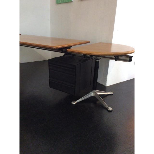 Burdick's first project for Herman Miller was the Burdick Group system, which represents a unique combination of worktops,...