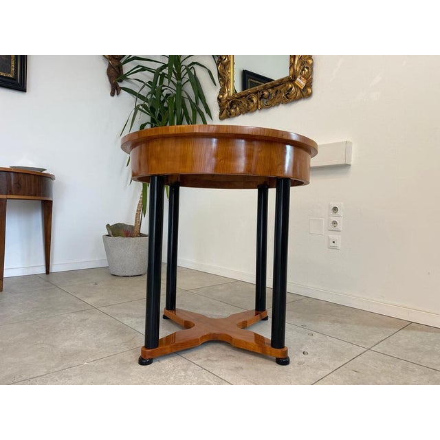 Restored inlaid Biedermeier side table dimensions. Height x diameter 80 x 80 For sale is a restored / prepared round...